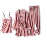 pijama catifea roz pal cu model floral brodat la terminatii